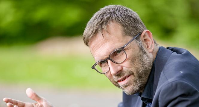 StreitgesprÃ¤ch zur Stadtparkinitiative mit Robin Kohler und Christoph Hak, Brille, am Montag, 28. April 2025. (Melanie Duchene / Schaffhauser Nachrichten)
