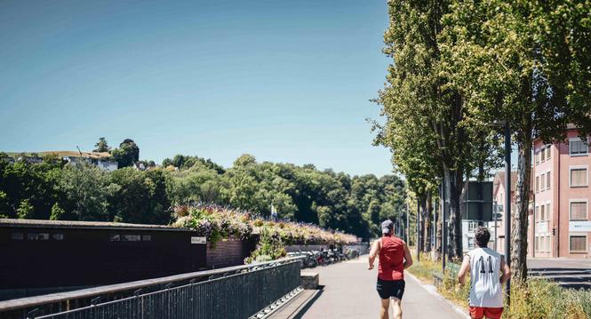Jogger laufen dem Rhein und der Rhybadi entlang, fotografiert zum Thema Sumer in the city, Sommer in der heissen Altstadt, am Mittwoch, 03. August, 2022. (Melanie Duchene / Schaffhauser Nachrichten)