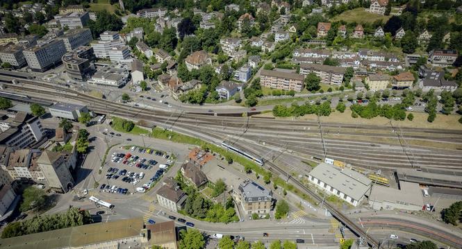 Luftaufnahmen der Verkehrslage zwischen Schwabentor und Emmersbergstrasse, fotografiert am Mittwoch, 25. Juni 2025, in Schaffhausen. (Roberta Fele / Schaffhauser Nachrichten)