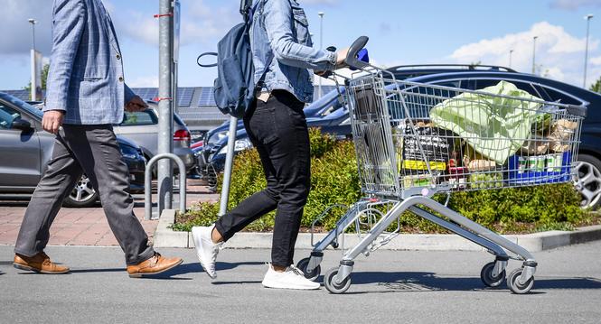 Schweizer duerfen wieder nach Deutschland zum einkaufen, mit gefuellten Wagen und vollen Einkaufstaschen nutzen viele die Gelegenheit, der Einkaufstourismus boomt wieder, am Freitag, 14. Mai, 2021. (Melanie Duchene / Schaffhauser Nachrichten)
