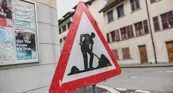 SN Redaktor Dario Muffler arbeitet einen Tag als Bauarbeiter, Strassenbauer, am Mittwoch, 10 Juli 2024. (Melanie Duchene / Schaffhauser Nachrichten)