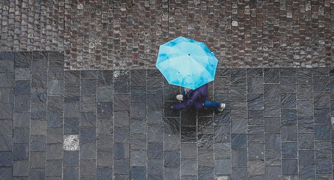 Themenbild Regen, Regentropfen prassen auf Strasse und an den Fensterscheiben nieder, am Montag, 28. August 2023. (Melanie Duchene / Schaffhauser Nachrichten)