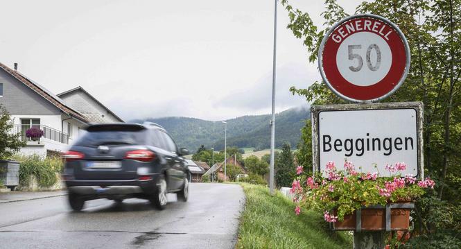 Blick auf die Dorfstrasse in Beggingen. Die Dorfstrasse ist eine Kantonsstrasse, welche die Gemeinde im Rahmen der Strassengesetzrevision nicht an den Kanton abgeben moechte, am Montag, 30. August, 2021. (Melanie Duchene / Schaffhauser Nachrichten)