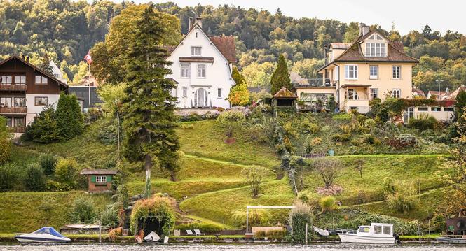 Haus am Rhein fotografiert fÃ¼r die SN Beilage, Blick vom Lindli rÃ¼ber auf Feuerthalen, am Donnerstag, 10. Oktober 2024. (Melanie Duchene / Schaffhauser Nachrichten)