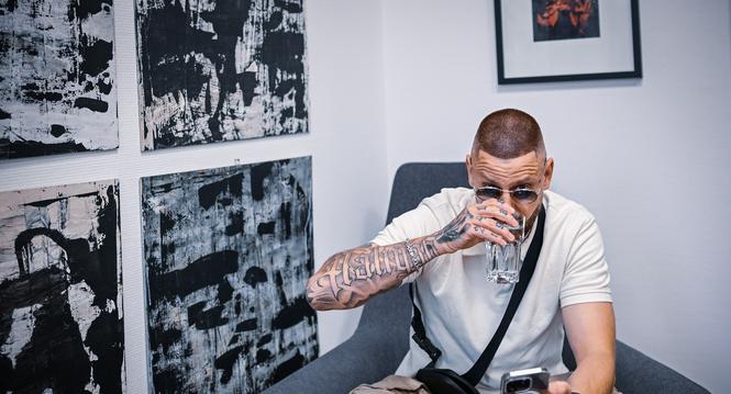 Der TikToker Mirco Casorelli alias bireweichesouhund , im Interview mit SN Redaktorin Anna Kiefer und Elin Ott, am Donnerstag, 23. Mai 2024. (Melanie Duchene / Schaffhauser Nachrichten)