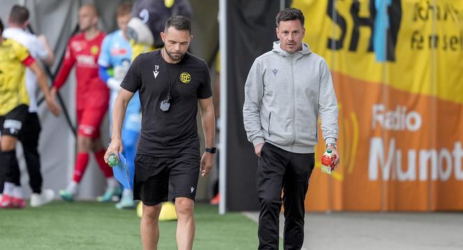 06.09.2025, Schaffhausen, Fussball Promotions League - FC Schaffhausen - SC Bruehl; 
Teodoro Palatella (Schaffhausen) Trainer Fabio Digenti (Schaffhausen) 
(Roger Albrecht/sport-presse)