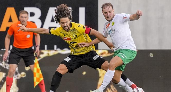 06.09.2025, Schaffhausen, Fussball Promotions League - FC Schaffhausen - SC Bruehl; 
Miguel Castroman (Schaffhausen) Jan Woernhard (Bruehl) 
(Roger Albrecht/sport-presse)