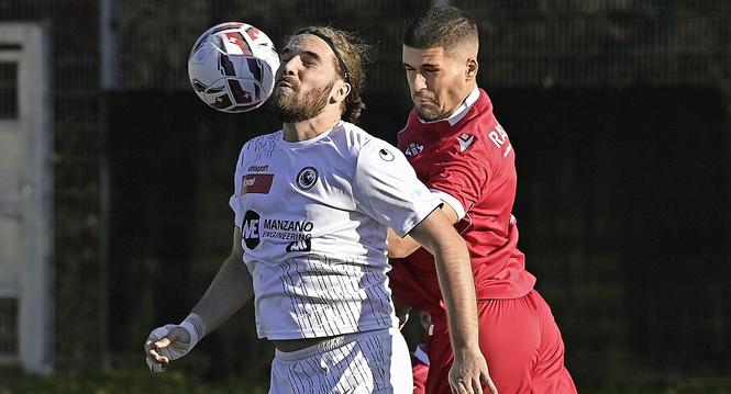 Baden, 18.10.2025. Fussball, Cup Qualifikation. FC Baden - SV Schaffhausen. Caner Tuerkmen (links, SV) gegen Elmedin Fazlic (rechts,  Baden). Copyright by: FOTO Wagner / Alexander Wagner