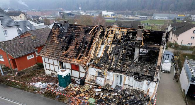 Brand Doppeleinfamilienhaus, 11.12.2025, Thayngen (Roger Hofstetter/Schaffhauser Nachrichten)