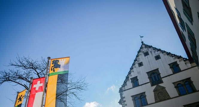 Die Fahne von Schaffhausen und die Schweizer Fahne wehen im Wind vor dem RegierungsgebÃ¤ude, am Montag, 13. Januar 2025. (Melanie Duchene / Schaffhauser Nachrichten)