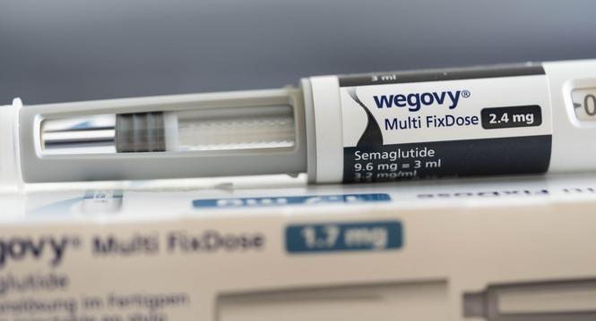 Eine Spritze des Wegovy-Medikaments steht auf der Wegovy-Verpackung auf dem Tisch eines Patienten, fotografiert am Dienstag, 9. September 2025 in Baden. Wegovy ist ein verschreibungspflichtiges Medikament, das den Wirkstoff Semaglutid enthaelt und zur Beh