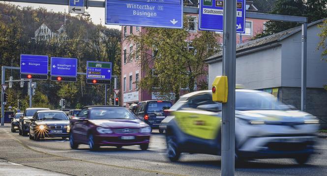 Grosser Verkehr mit Auto und Velo an der Bachstrasse wo eine 30 er Zone entstehen soll, am Mittwoch, 16. November, 2022. (Melanie Duchene / Schaffhauser Nachrichten)