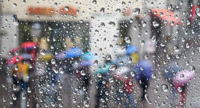 Themenbild Regen, Regentropfen prassen auf Strasse und an den Fensterscheiben nieder, am Montag, 28. August 2023. (Melanie Duchene / Schaffhauser Nachrichten)