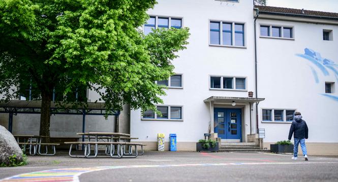 Das Schulhaus Steig von aussen, fotografiert anlaesslich der Medienkonferenz Erweiterung Schulanlage Steig, am Donnerstag, 25. Mai 2023. (Melanie Duchene / Schaffhauser Nachrichten)