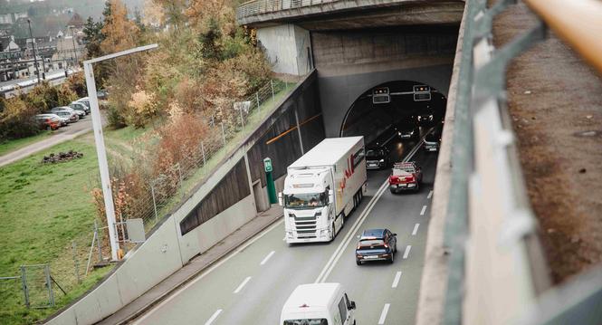 Die Autobahn A4 zwischen der Schoenenberg Galerie und dem Faesenstaubtunnel zur Mittagszeit, fotografiert am Donnerstag 10. November 2022, in Schaffhausen. (Roberta Fele / Schaffhauser Nachrichten)