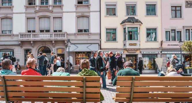Durch den Brueckentag und das sonnige Wetter ist die Altstadt und der Fronwagplatz gefuellt mit Fussgaengern und vielen Touristen, trotz Corona zieht es die Menschen an die frische Luft, am Freitag, 14. Mai, 2021. (Melanie Duchene / Schaffhauser Nachricht