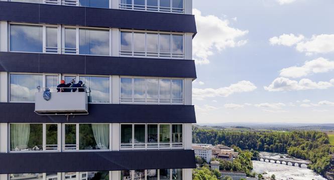 Fensterputzer reinigen die Fenster der RhyTech-Hochhï¿ï¾¤user, v.l. Vukojica Toskic, Dejan Nedeljkovic, Dienstag, 21.04.2026, Neuhausen am Rheinfall (Roger Hofstetter/Schaffhauser Nachricht