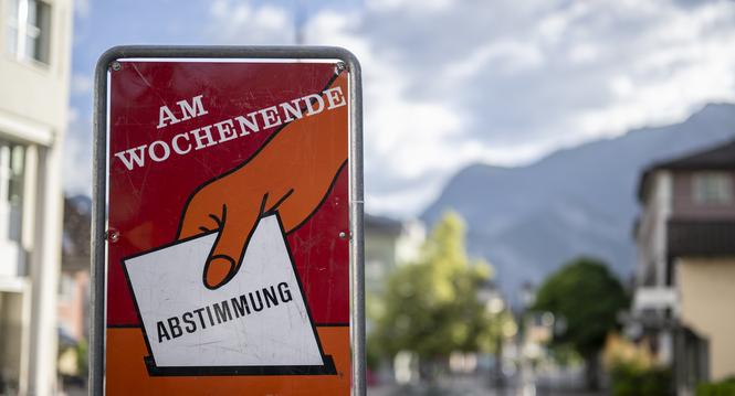 Eine Tafel weist auf die heutige Abstimmung hin, aufgenommen am Sonntag, 14. Juni 2026, in Bad Ragaz. Die Schweiz stimmt heute ueber die Initiativen Keine 10-Millionen-Schweiz! (Nachhaltigkeitsinitiative) und die Aenderung des Zivildienstgesetz ab. (KEYST