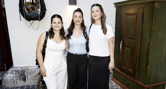Verleihung des ï¿¢ï¾ï¾¹Prix Visionï¿¢ï¾ï¾º der Peyerï¿¢ï¾ï¾schen Familienlegate, v.l. Nora Halter, Emya Cones und Amelie Dobler (Gewinnerinnen des ï¿ï¾«Prix Vision Spezialï¿ï¾»), Freitag, 19.06.2026, Schaffhaus