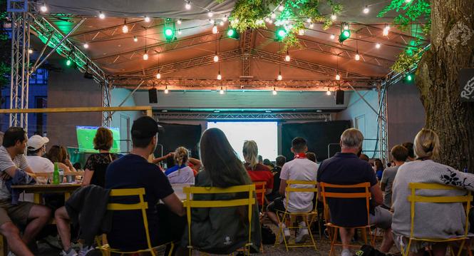 Fans fiebern waehrend dem EM Spiel Schweiz Italien mit ihrer Mannschaft mit im Public Viewing im Mosergarten, am Mittwoch, 16. Juni, 2021. (Melanie Duchene / Schaffhauser Nachrichten)