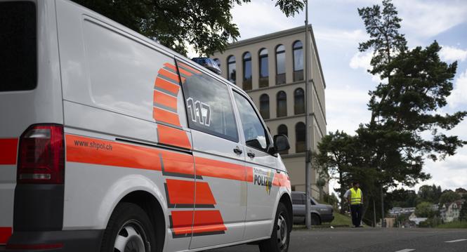 Ein Fahrzeug der Polizei Schaffhausen steht vor der Aksa-Moschee, am Freitag, 3. Juli 2026, in Schaffhausen. Gegen die Moschee wurde eine Drohung ausgesprochen. Anzeichen fuer eine ernstgemeinte Drohung haben sich bis anhin nicht erhaertet. Sicherheitsmas