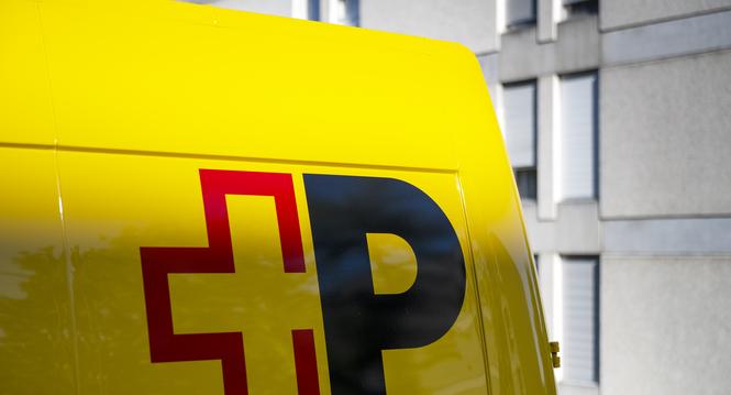 Das Logo der Schweizerischen Post auf einem Elektrolieferwagen waehrend einer Abendzustellung, fotografiert am Dienstag, 15. August 2023 im Raum Bern. Anlaesslich ihres 175. Geburtstags erneuert die Post per 1. Januar 2024 ihr Logo. Es besteht aus einem s