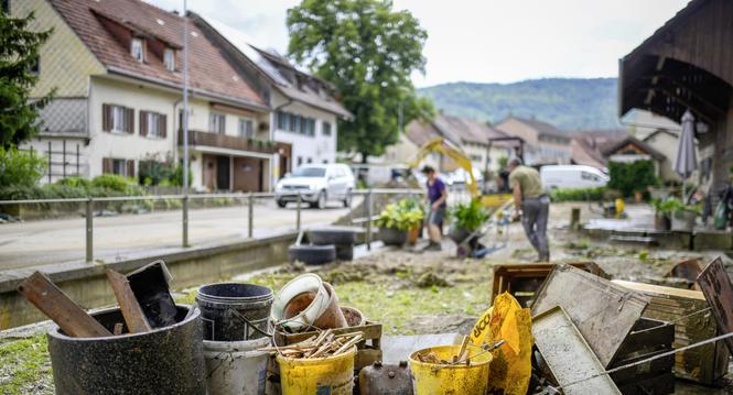 Impressionen aus Beggingen einen Tag nach den Ueberschwemmungen, die Menschen raeumen ihre verschlammten Keller aus, am Freitag, 16. Juli, 2021. (Melanie Duchene / Schaffhauser Nachrichten)