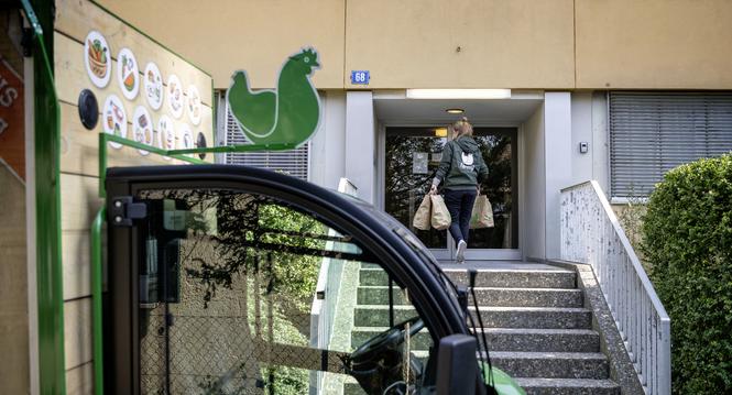 Bettina Hermann liefert Bestellungen bis vor die Haustuer, aufgenommen am Freitag, 27. Maerz 2020, in Zuerich. Farmy ist ein Onlinehandel fuer Frische Lebensmittel direkt vom Produzenten. (KEYSTONE/Christian Beutler)