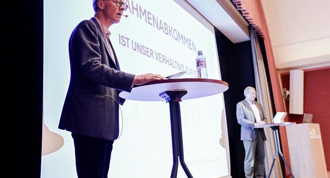 Heini Fischer, rechts, und Oliver Zimmer sprechen an der Seniorenuni ï¿ï¾¼ber das Rahmenabkommen CH - EU, am Donnerstag, 07. November 2024. (Melanie Duchene / Schaffhauser Nachricht