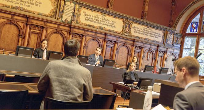 Der erste Mock Trial in Schaffhausen, ein simuliertes Gericht, bei dem eine erstinstanzliches Gerichtsverhandlung zu einem fiktiven Rechtsfall gepislet wird. Fotografiert am Donnerstag, 14. November 2024, in Schaffhausen. (Roberta Fele / Schaffhauser Nach