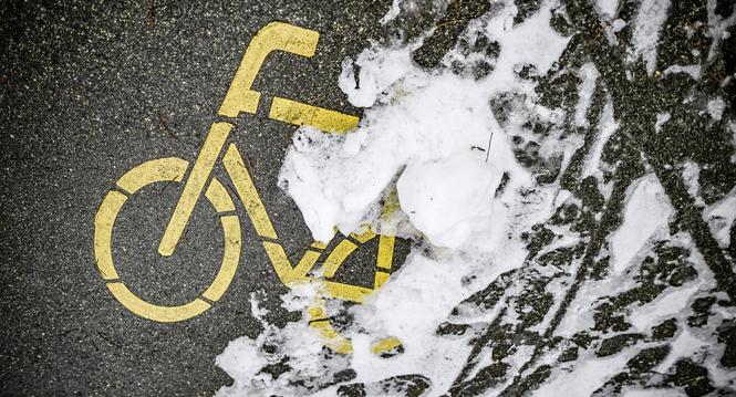 Schneebedeckter und vereister Radweg beim Kraftwerk, der ganze Schnee von der Strasse wurde auf den Radweg gepflugt was es den Radfahrern unmï¿ï¾¶glich macht diesen zu benutzen, am Montag, 06. Januar 2025. (Melanie Duchene / Schaffhauser Nachricht