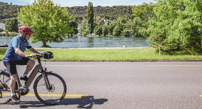 Die Stadt Schaffhausedn will das Lindli und das Rheinufer mit Sitzbï¿ï¾¤nken und neuer Begrï¿ï¾¼nung aufwerten, Anwohnerin Marleen Schwyvers hat eine Petition dagegen eingereicht , am Dienstag, 09 Juli 2024. (Melanie Duchene / Schaffhauser N