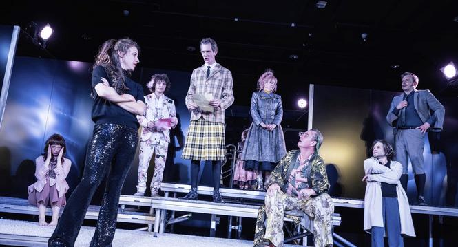 Der Menschenfeind
Von Moliï¿ï¾¨re
Freilichttheater, Deutsch von Jï¿ï¾¼rgen Gosch und Wolfgang Wiens

Premiere am 15.05.2025

Regie: Elias Perrig

Bï¿ï¾¼hne und Kostï¿ï¾¼me: Beate Fassnacht

Musik: Biber Gullatz

Licht: Patrick 