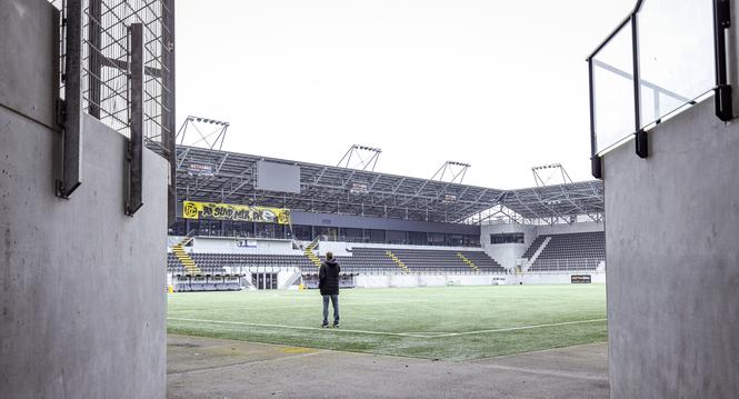 FC Schaffhausen stellt ihre Banden auf fï¿ï¾¼r Cupmatch gegen YB, Schaffhauser Grï¿ï¾¶ssen helfen beim Aufstellen mit. Fotografiert am Montag, 02. Dezember 2024, in Herblingen. (Roberta Fele / Schaffhauser Nachr