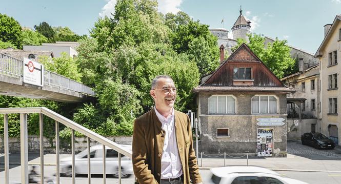 Stephan Schlatter spricht an der Bachstrasse ï¿ï¾¼ber den Einbahnverkehrsring um die Altstadt, am Donnerstag, 10 Juli 2025. (Melanie Duchene / Schaffhauser Nachricht