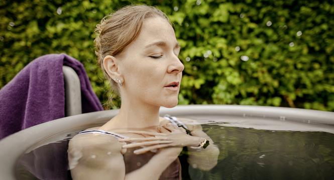 Marion Josel bieter in ihrer Gesundheitspraxis Eisbaden an, sie zeigt wies geht, am Donnerstag, 24 Juli 2025. (Melanie Duchene / Schaffhauser Nachrichten)