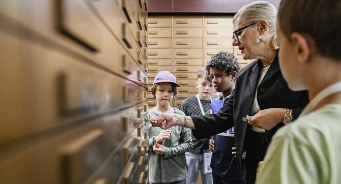 Kinder besuchen mit dem Ferienpass den Tresorraum der Schaffhauser Kantonalbank, Gordana Pizzillo zeigt den Tresorraum, die Kinder dï¿ï¾¼rfen sogar ein Goldbarren in die Hand nehmen, am Dienstag, 15 Juli 2025. (Melanie Duchene / Schaffhauser Nachri