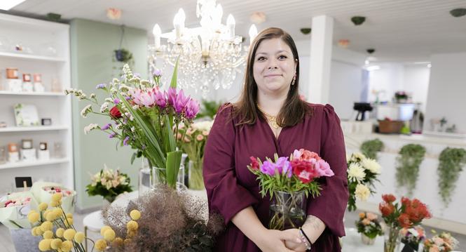 Floristin Laura Lischio hat zusammen mit ihrer Mutter den Blumenladen Fiori e piu an der Vordergasse erï¿ï¾¶ffnet, am Mittwoch, 16 Juli 2025. (Melanie Duchene / Schaffhauser Nachricht