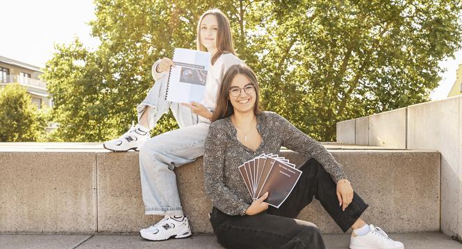 Giulia Langhard, rechts, und Svenja Neukom,  wurden fï¿ï¾¼r ihre Vertiefungsarbeit und MS und ein Krimidinner prï¿ï¾¤miert, am Donnerstag, 10 Juli 2025. (Melanie Duchene / Schaffhauser Nachr