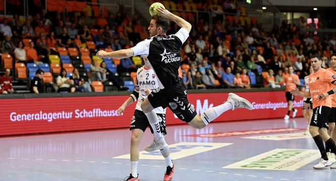 Schaffhausen, 21.04.2025. Handball, NLA Playoff Halbfinal. Spiel 1. Kadetten Schaffhausen - HSC Suhr Aarau. 
Nikos Sarlos (Suhr). 
Copyright by: FOTO Wagner / Alexander Wagner
