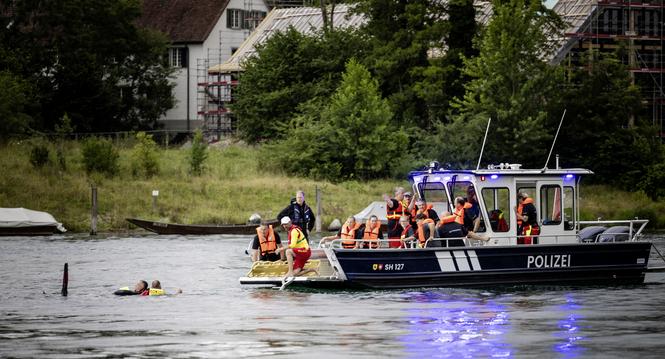 Fortbildungstage Rettungsdienst, der Spitï¿ï¾¤ler Schaffhausen, mit der Polizei Schaffhausen, Simulierte Rettung auf dem Rhein, fotografiert am Dienstag, 22. Juli 2025, in Schaffhausen. (Roberta Fele / Schaffhauser Nachricht