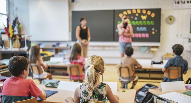 Erster Schultag und Schulstart im Schulhaus Rosenberg, Susann Mueller, recht, und Katja Waldvogel begruessen die Schueler im Schulzimmer, am Montag, 14. August 2023. (Melanie Duchene / Schaffhauser Nachrichten)