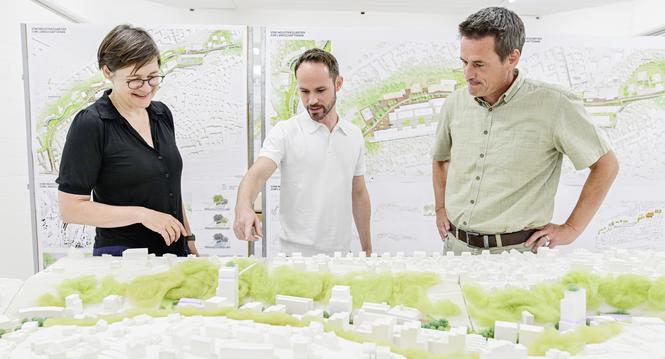 Katrin Bernath, Baureferentin, Marcel Angele, Leiter Stadtplanung und Chirstoph Bill, Projketleiter Stadtplanung, bei der Medienkonferenz zur Gebietsentwicklung des Mï¿ï¾¼hlental, am Dienstag, 19 August 2025. (Melanie Duchene / Schaffhauser Nachric