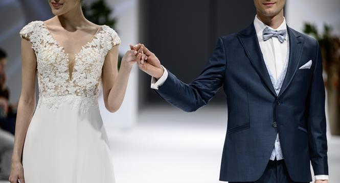 Models praesentieren die neuste Brautmode an der Hochzeitsmesse Josy, fotografiert am Samstag, 18. Januar 2025 in der Messe Bernexpo in Bern. (KEYSTONE/Christian Beutler)