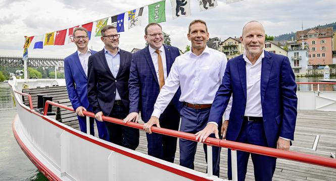 Die IVS lï¿ï¾¤d auf eine Schifffahrt ein zum THema KI, vlnr Thomas Kellenberger, Eduard Modalek, Marcel Montanari, Eward Mulder und Claus Martini, am Mittwoch, 27 August 2025. (Melanie Duchene / Schaffhauser Nachricht