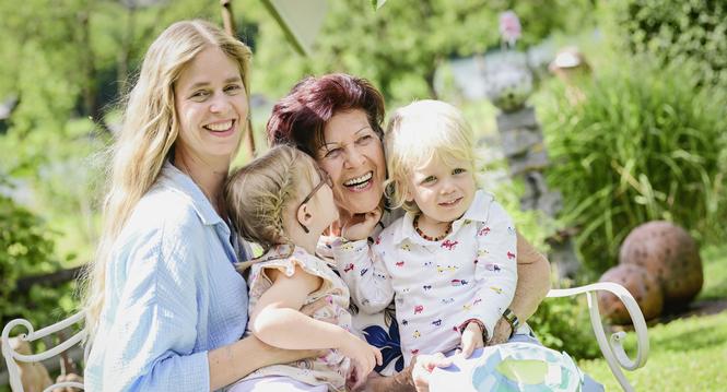 Rosmarie Weber mit Enkelin Nathalie Vollstuber fotografiert anlï¿ï¾¤sslich  der Sommerserie , am Dienstag, 05 August 2025. (Melanie Duchene / Schaffhauser Nachricht