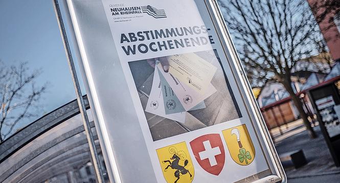 Abstimmungsplakat in Neuhausen, am Mittwoch, 09. Februar, 2022. (Melanie Duchene / Schaffhauser Nachrichten)