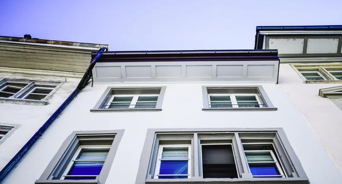 Bildseite Sumer in the city, Sommer in der Altstadt, Fenster und Balkone, offen und geschlossen, jeder geht anders mit der Hitze in seiner Wohnung um, am Mittwoch, 03. August, 2022. (Melanie Duchene / Schaffhauser Nachrichten)