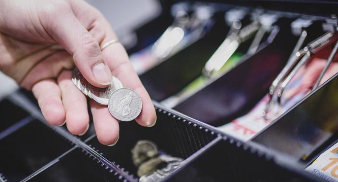 Themenbild Teuerung, Geld und Teurungsausgleich, Geld in einer Kasse mit Muenzen und Noten, am Donnerstag, 17. November, 2022. (Melanie Duchene / Schaffhauser Nachrichten)