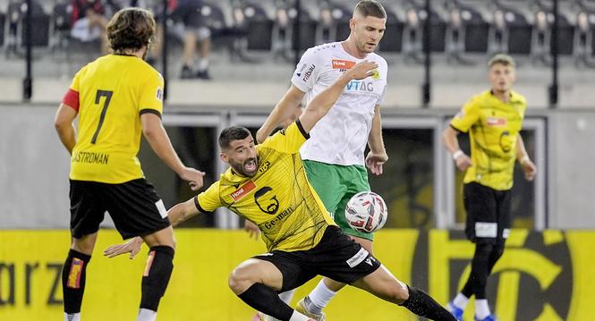 06.09.2025, Schaffhausen, Fussball Promotions League - FC Schaffhausen - SC Bruehl; 
Renato Spahiu (Schaffhausen) Marin Cavar (Bruehl) 
(Roger Albrecht/sport-presse)